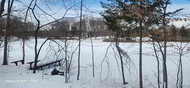 001 Driftwood Drive, Fenton, MI 48430