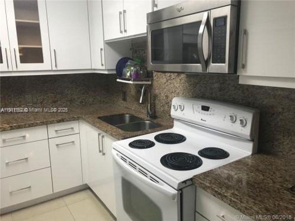 3401 N Country Club Dr 219, Aventura, FL 33180