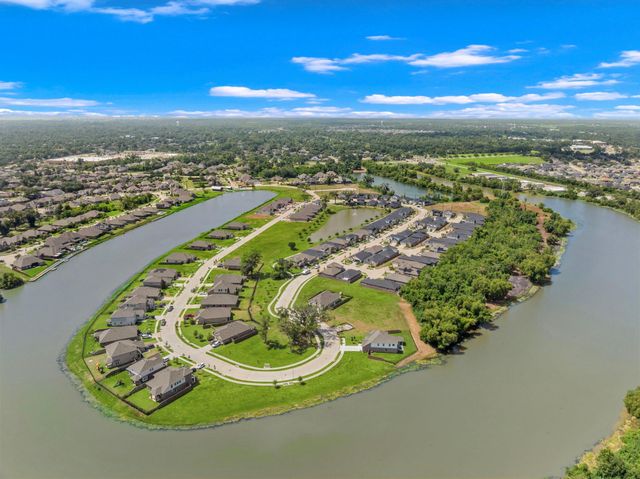 126 Water Grass Trail, Clute, TX 77531