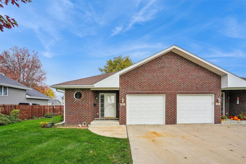 805 NE 4th Street, Earlham, IA 50072