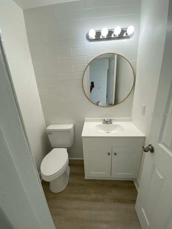 Image 20 of property listing at 198 N LAKE COURT, Kissimmee, FL 34743