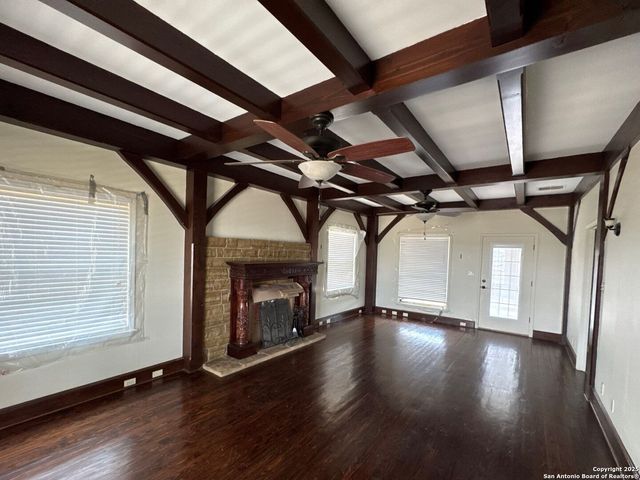 1485 Country Ln, Castroville, TX 78009