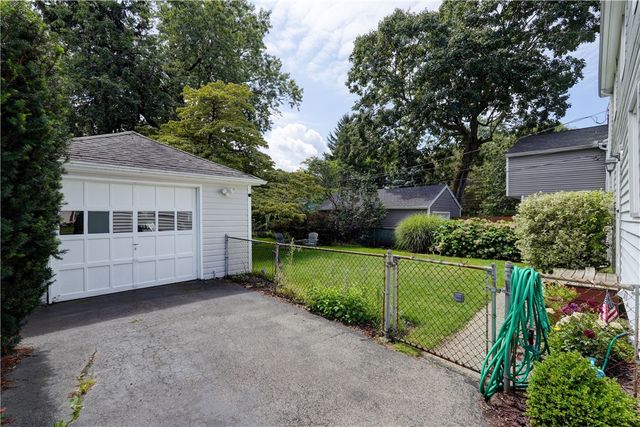 33 Catalpa Road, Irondequoit, NY 14617