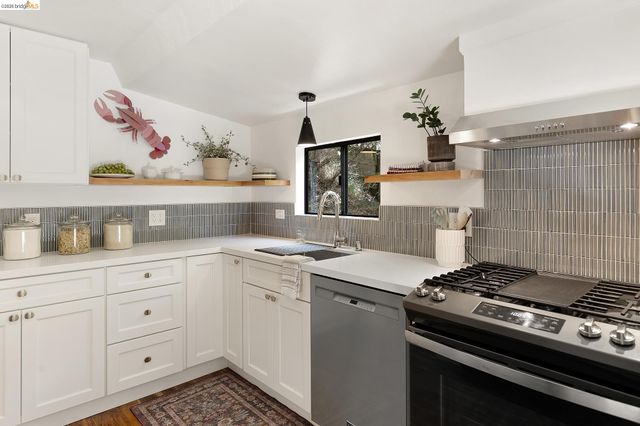 6201 Thornhill Dr, Oakland, CA 94611