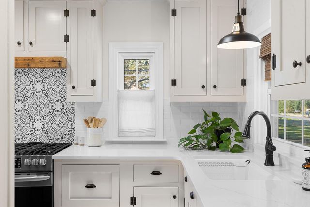 1506 E Washington Ave, Navasota, TX 77868