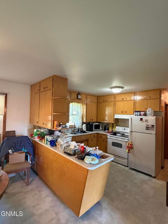 207 3rd Avenue SE, Crosby, ND 58730 photo 2