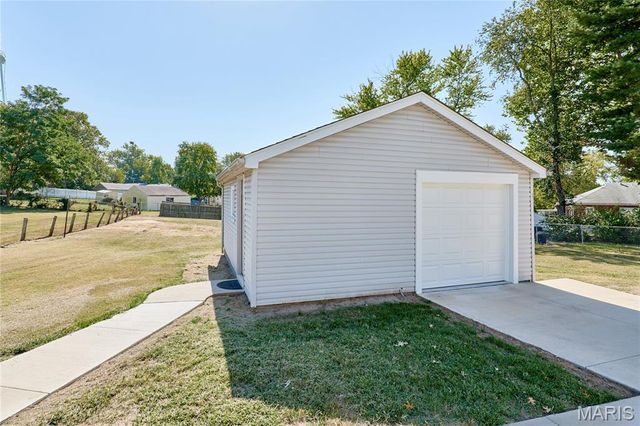 16 White Drive, St Louis, MO 63135