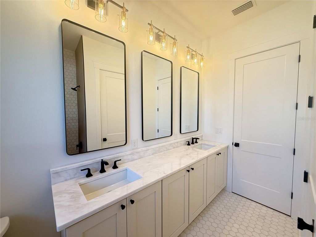 Image 20 of property listing at 4584 17TH AVENUE N, St Petersburg, FL 33713