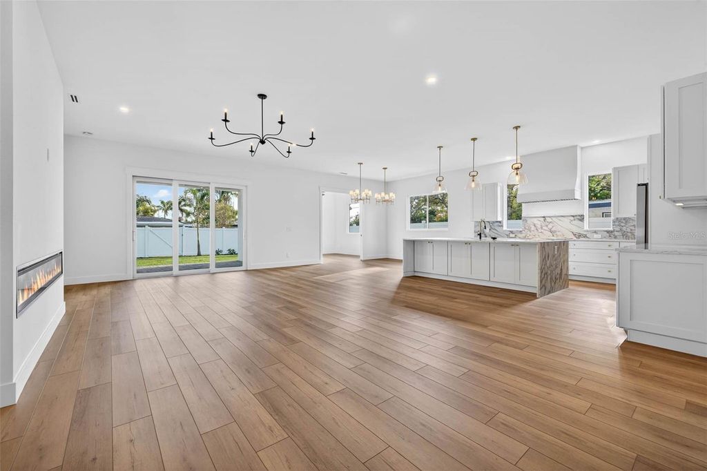 Image 3 of property listing at 4584 17TH AVENUE N, St Petersburg, FL 33713