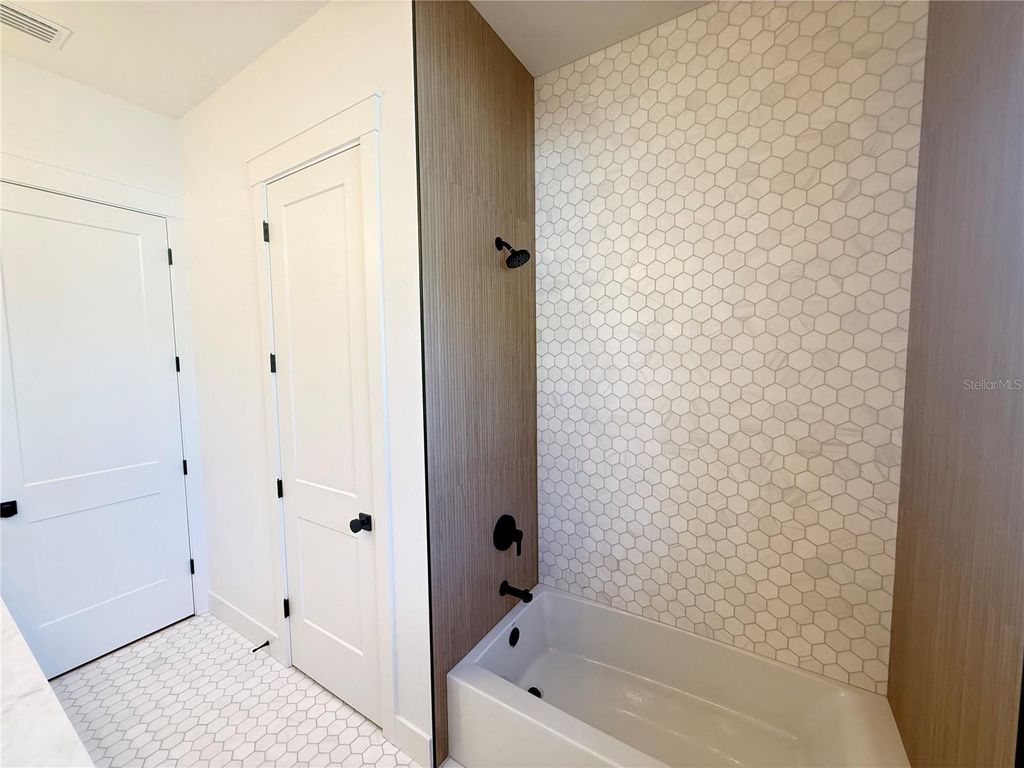 Image 21 of property listing at 4584 17TH AVENUE N, St Petersburg, FL 33713