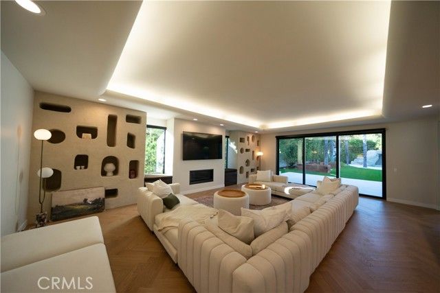 17437 Oak Creek Court, Encino (los Angeles), CA 91316