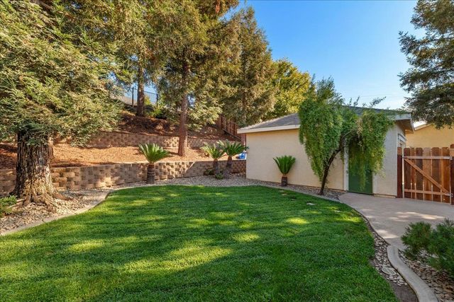 1528 Burchell Hill Dr, Oakdale, CA 95361