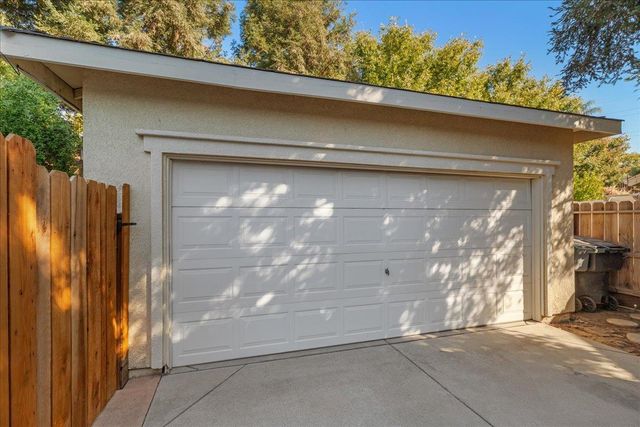 1528 Burchell Hill Dr, Oakdale, CA 95361