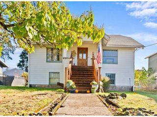260 N 4TH St, St Helens, OR 97051