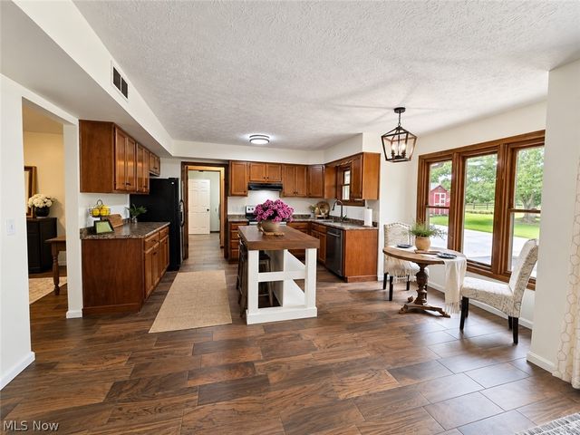 1102 E Garfield Road, Aurora, OH 44202