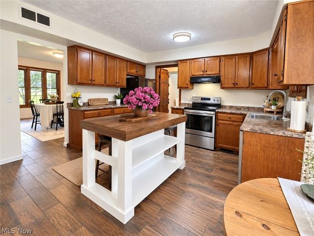 1102 E Garfield Road, Aurora, OH 44202