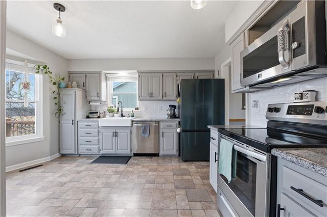 6810 E 143rd Street, Grandview, MO 64030