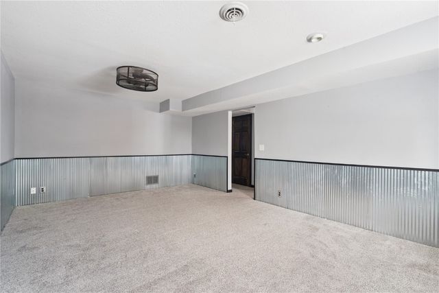 57 33rd Avenue SW, Cedar Rapids, IA 52404