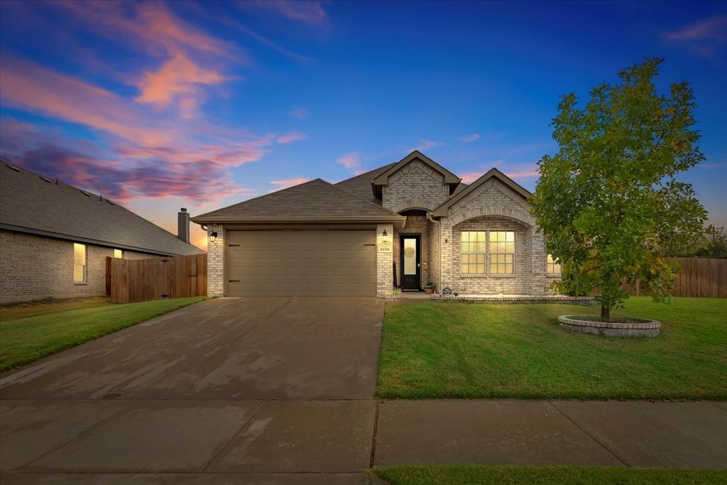 1200 Queens Brook Lane, Fort Worth, TX 76140