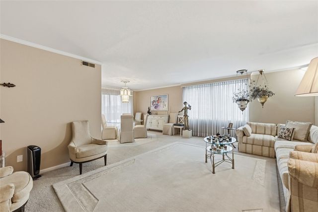 220 N Dithridge Street STREET 404, Oakland, PA 15213