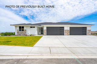 825 Thebes St, West Richland, WA 99353