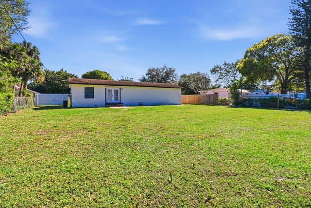 695 Dixie Lane, West Palm Beach, FL 33415