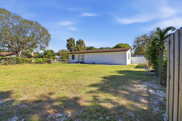 695 Dixie Lane, West Palm Beach, FL 33415