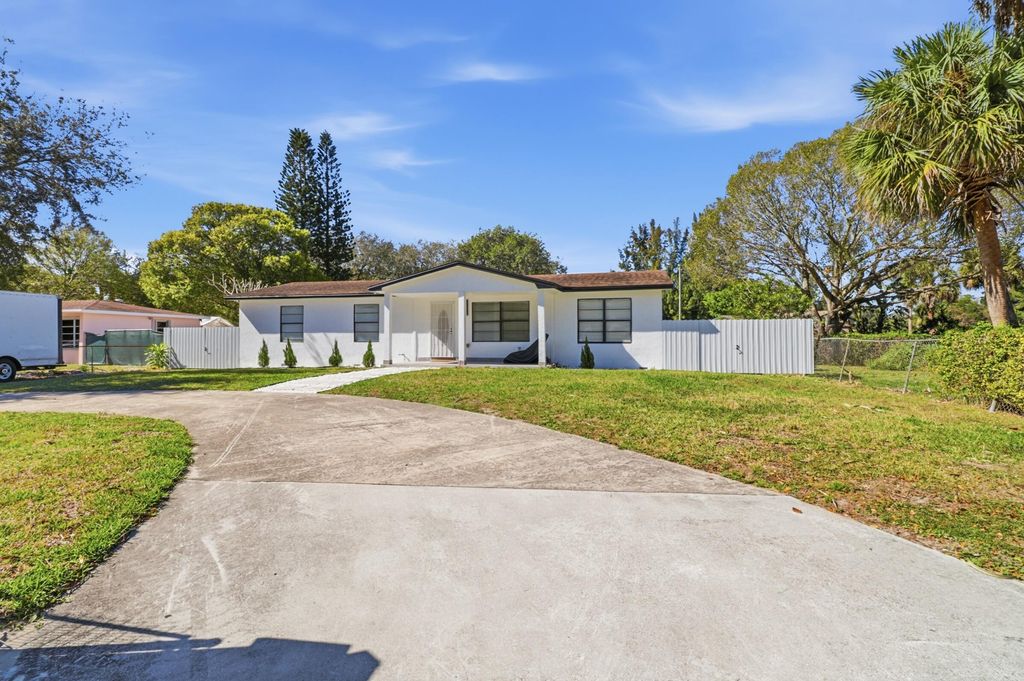 695 Dixie Lane, West Palm Beach, FL 33415