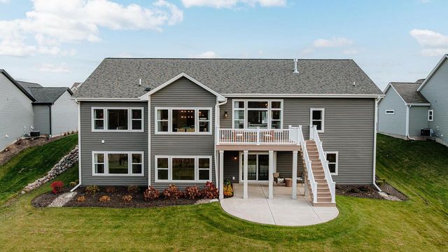911 Kohlwey DRIVE, Grafton, WI 53024