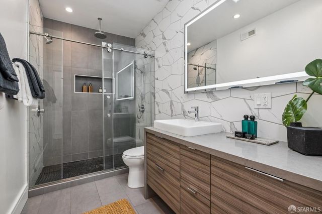 1450 Hawes Street, San Francisco, CA 94124