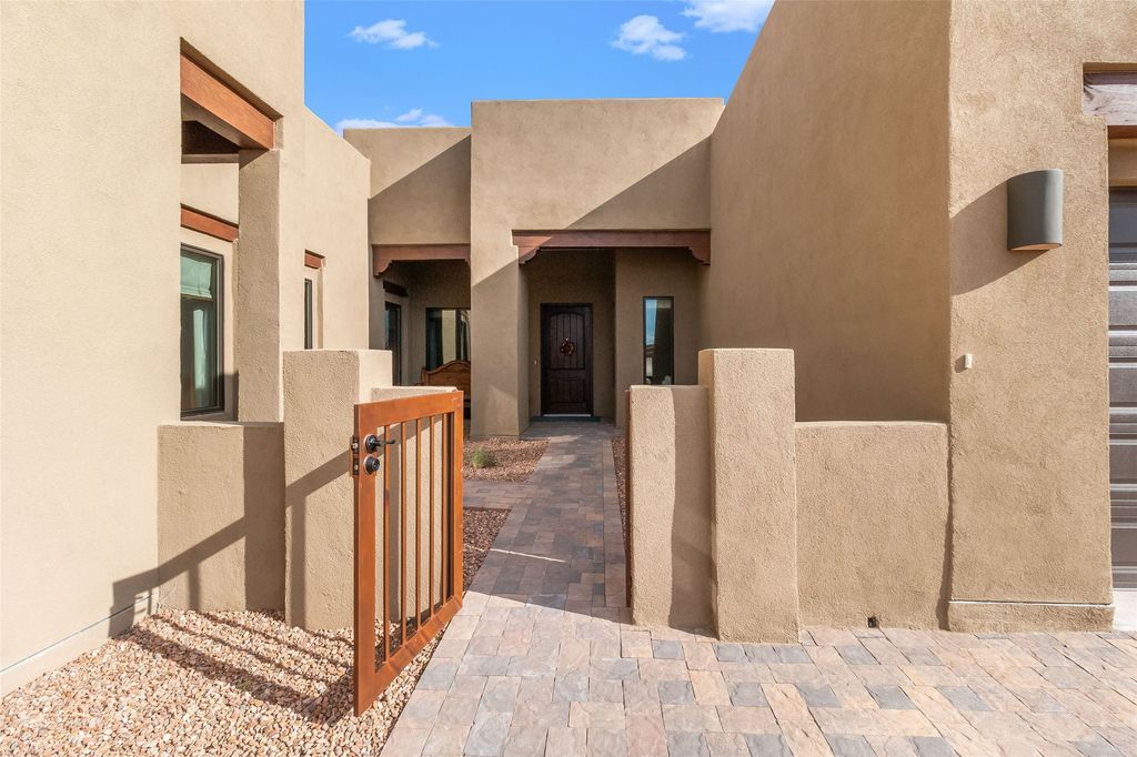4 Delantera Court, Santa Fe, NM 87506