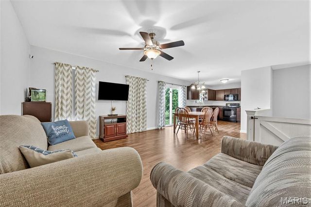 21 Valley Farms Drive, Winfield, MO 63389