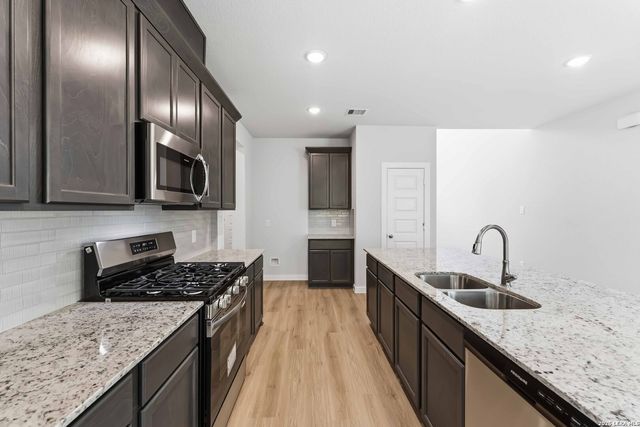 8942 Hazel Birch, Elmendorf, TX 78112