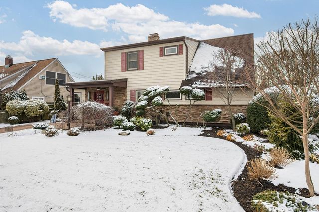 16 Dahlia Lane, Wantagh, NY 11793