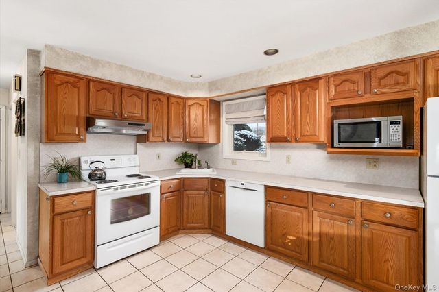 16 Dahlia Lane, Wantagh, NY 11793