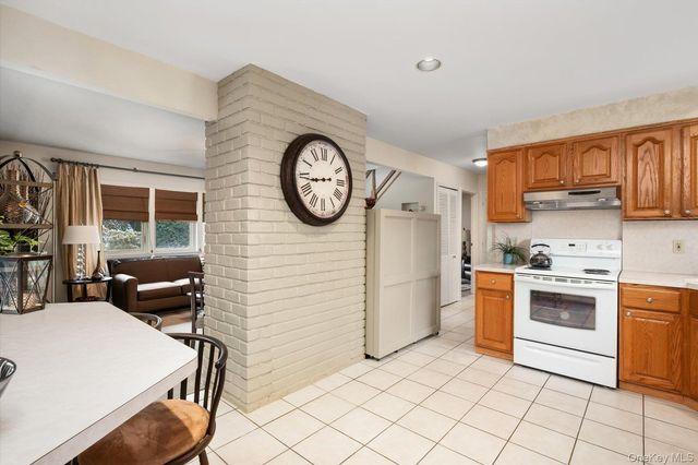 16 Dahlia Lane, Wantagh, NY 11793