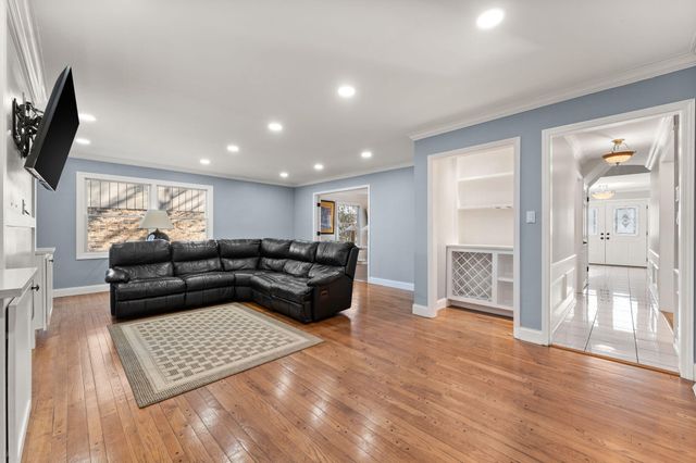 1841 Lambert Lane, Munster, IN 46321