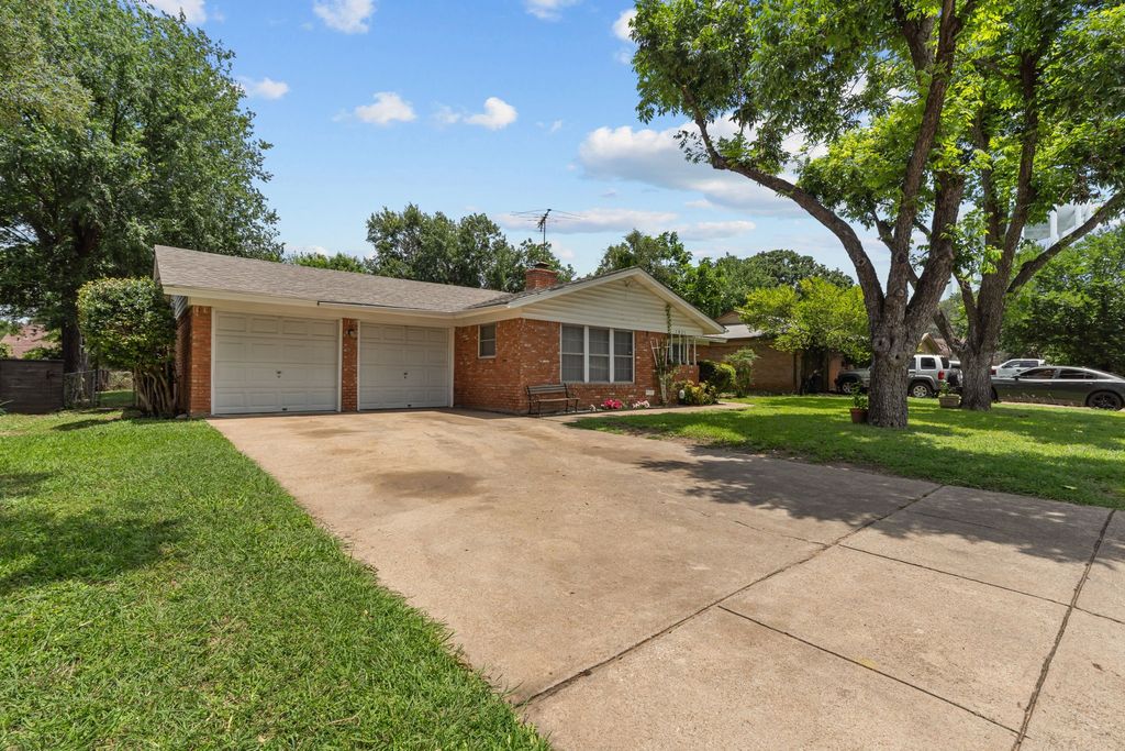 1021 Blue Lake Drive, Fort Worth, TX 76103