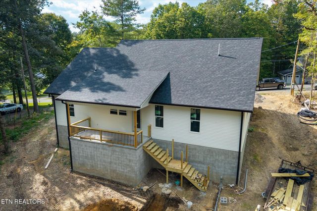 235 Estates Lake Drive, Crossville, TN 38571