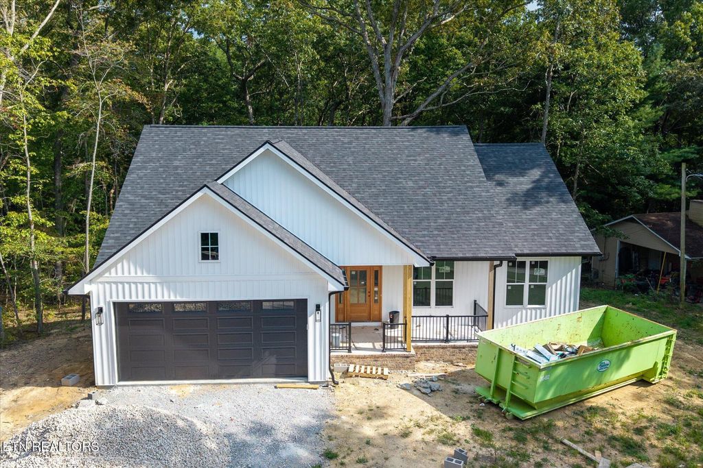 235 Estates Lake Drive, Crossville, TN 38571