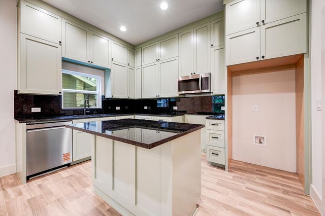 12 Wilson CIR, Wimberley, TX 78676