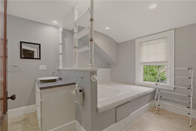 82 Van Zandt Avenue, Newport, RI 02840