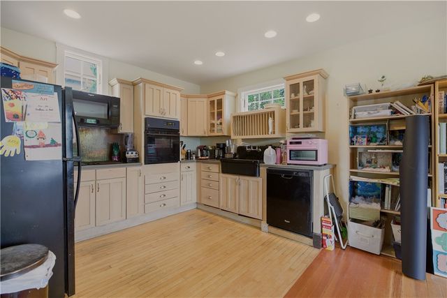82 Van Zandt Avenue, Newport, RI 02840
