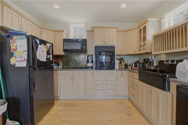 82 Van Zandt Avenue, Newport, RI 02840