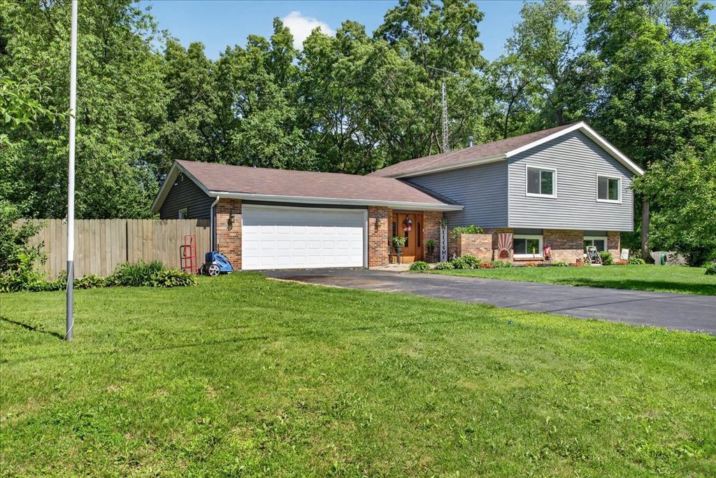 13837 Beaver Drive, Roscoe, IL 61073