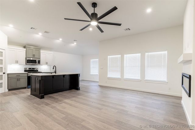 10877 S 271st East Avenue, Coweta, OK 74429