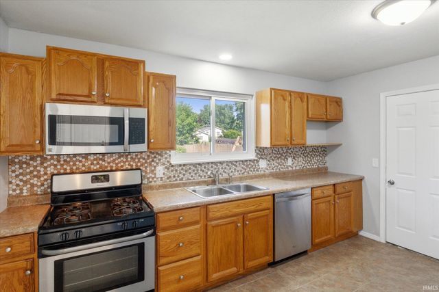 1529 Hampton Court, Mishawaka, IN 46544