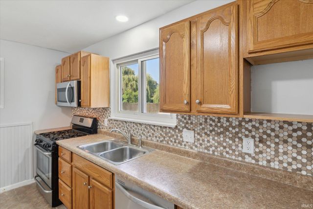 1529 Hampton Court, Mishawaka, IN 46544