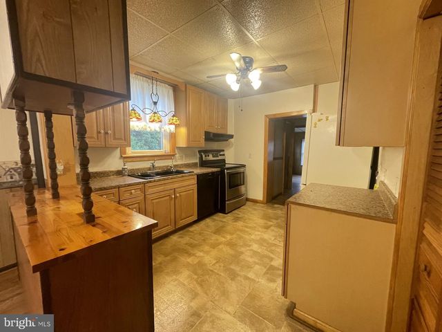 4574 E BERLIN RD, Thomasville, PA 17364