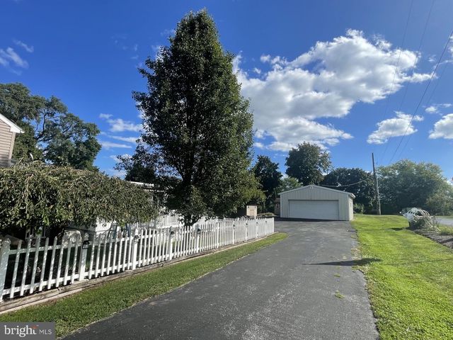 4574 E BERLIN RD, Thomasville, PA 17364